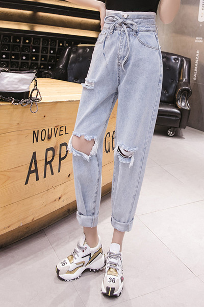 Platūs moteriški džinsai aukštu juosmeniu ir raišteliais