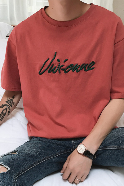 Vīriešu t-krekls ar ovālu kakla izgriezumu un izšuvumu