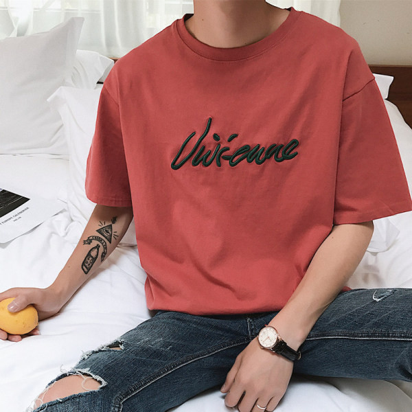 Vīriešu t-krekls ar ovālu kakla izgriezumu un izšuvumu