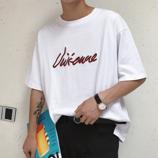 Vīriešu t-krekls ar ovālu kakla izgriezumu un izšuvumu