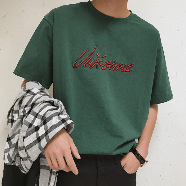 Vīriešu t-krekls ar ovālu kakla izgriezumu un izšuvumu