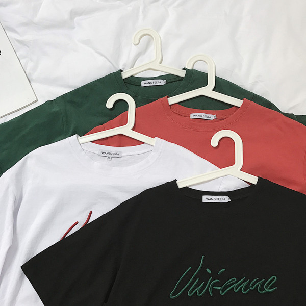 Vīriešu t-krekls ar ovālu kakla izgriezumu un izšuvumu