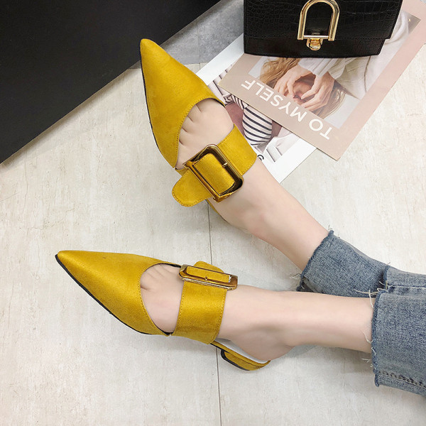 Modernas sieviešu čības ar sprādzi - smails modelis