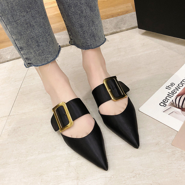 Modernas sieviešu čības ar sprādzi - smails modelis