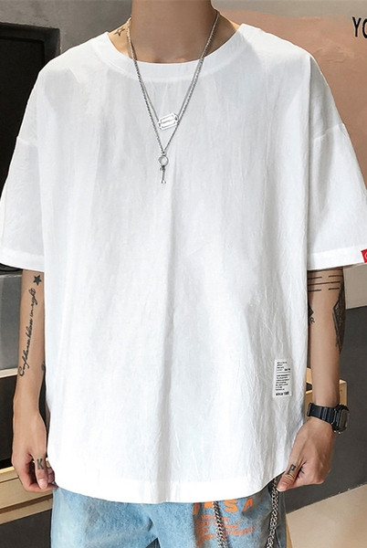 Vīriešu T-krekla plats modelis ar ovālu kakla izgriezumu un īsām piedurknēm