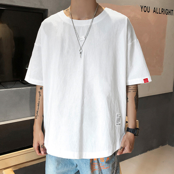 Vīriešu T-krekla plats modelis ar ovālu kakla izgriezumu un īsām piedurknēm