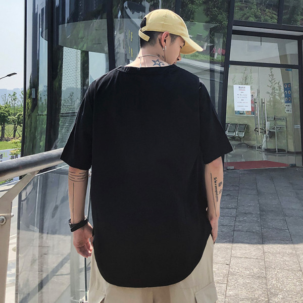 Vīriešu T-krekla plats modelis ar ovālu kakla izgriezumu un īsām piedurknēm