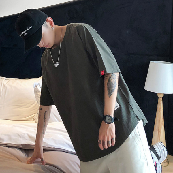 Vīriešu T-krekla plats modelis ar ovālu kakla izgriezumu un īsām piedurknēm