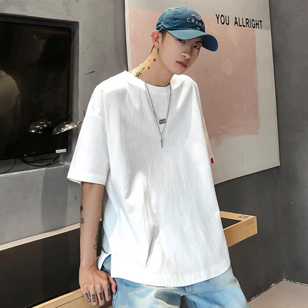 Vīriešu T-krekla plats modelis ar ovālu kakla izgriezumu un īsām piedurknēm