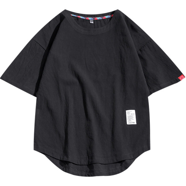 Vīriešu T-krekla plats modelis ar ovālu kakla izgriezumu un īsām piedurknēm