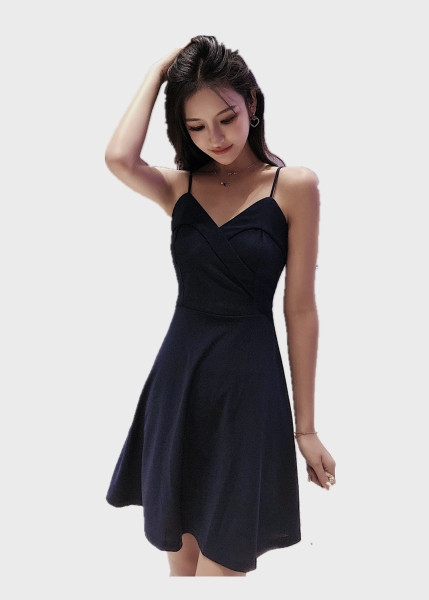 Naiste kleidi väljalõikega mudel õhukeste rihmade ja spitsikaelusega