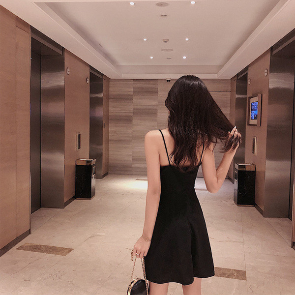 Naiste kleidi väljalõikega mudel õhukeste rihmade ja spitsikaelusega