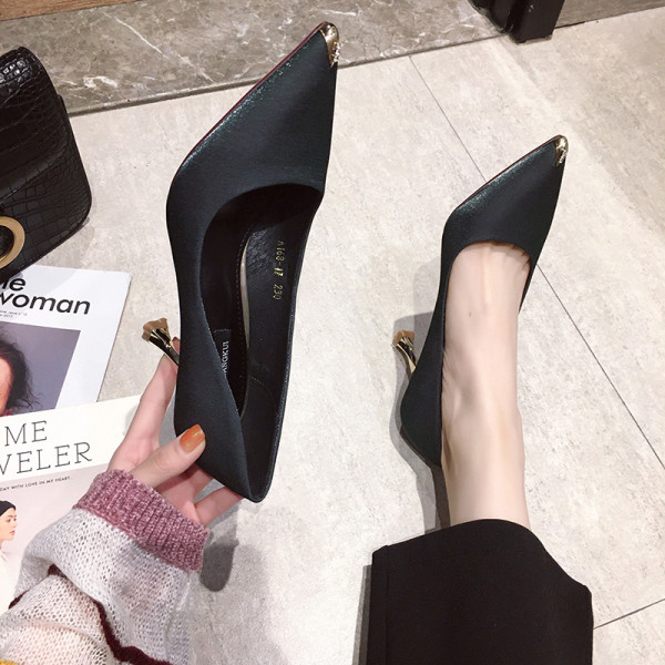 Pantofi de dama eleganti din catifea cu toc subtire - model ascutit