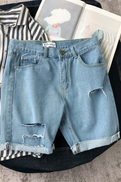 Modern férfi rövidnadrág szakadt motívumokkal