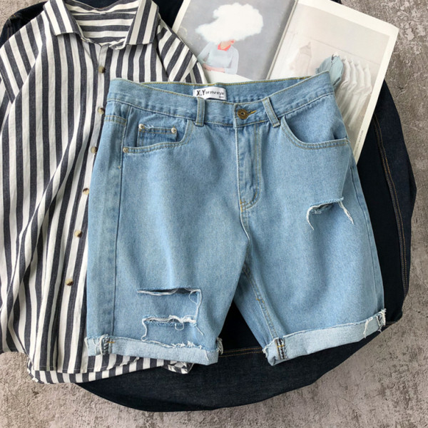 Modern férfi rövidnadrág szakadt motívumokkal