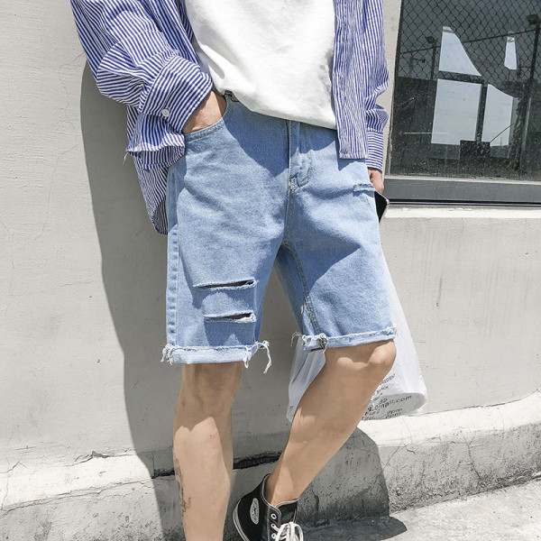 Modern férfi rövidnadrág szakadt motívumokkal