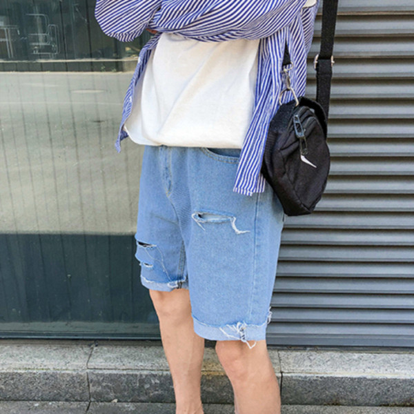 Modern férfi rövidnadrág szakadt motívumokkal