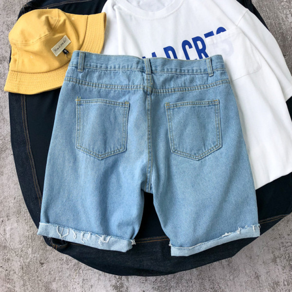 Modern férfi rövidnadrág szakadt motívumokkal