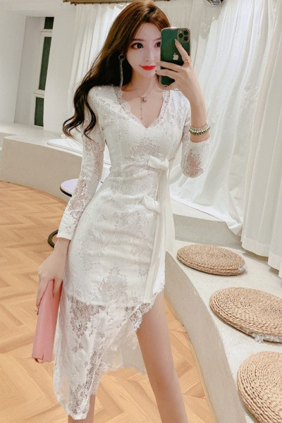 Praegune naiste kleit pits- ja spitsikaelusega