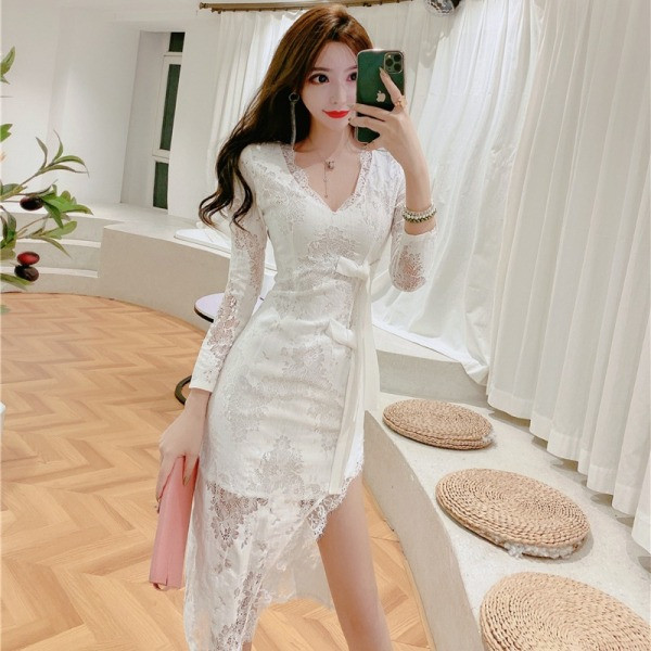 Praegune naiste kleit pits- ja spitsikaelusega