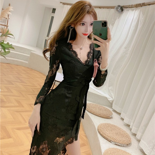 Praegune naiste kleit pits- ja spitsikaelusega