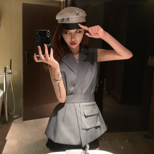 Jauna modeļa moderna sieviešu veste ar jostu un kabatu