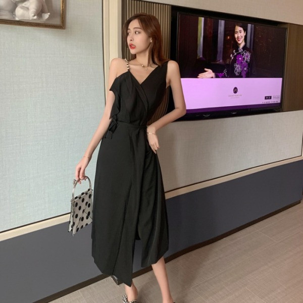 Új modell nyári ruha fürtökkel és hasítékkal