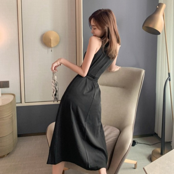 Új modell nyári ruha fürtökkel és hasítékkal