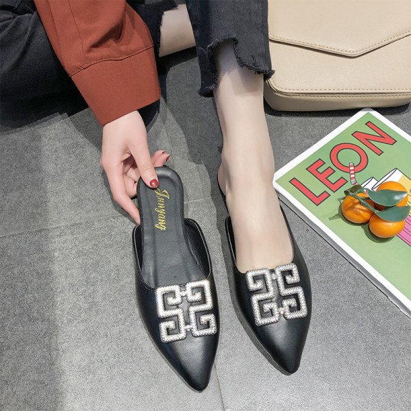 Női bőr papucs fém csatos hegyes modellel