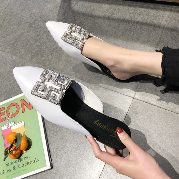 Női bőr papucs fém csatos hegyes modellel