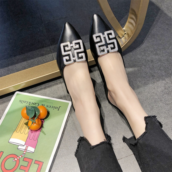 Női bőr papucs fém csatos hegyes modellel