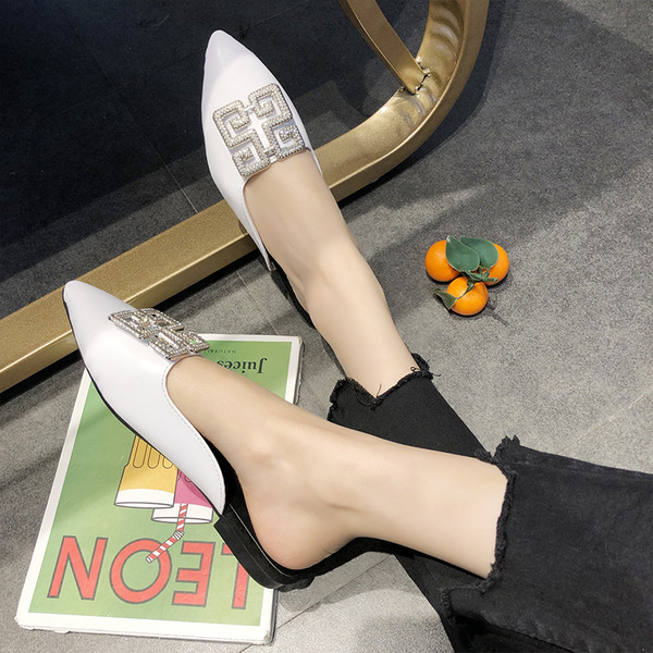 Női bőr papucs fém csatos hegyes modellel