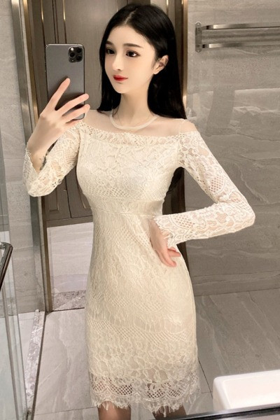 Stilinga moteriška nėriniuota suknelė ilgomis rankovėmis