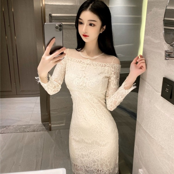 Stilinga moteriška nėriniuota suknelė ilgomis rankovėmis