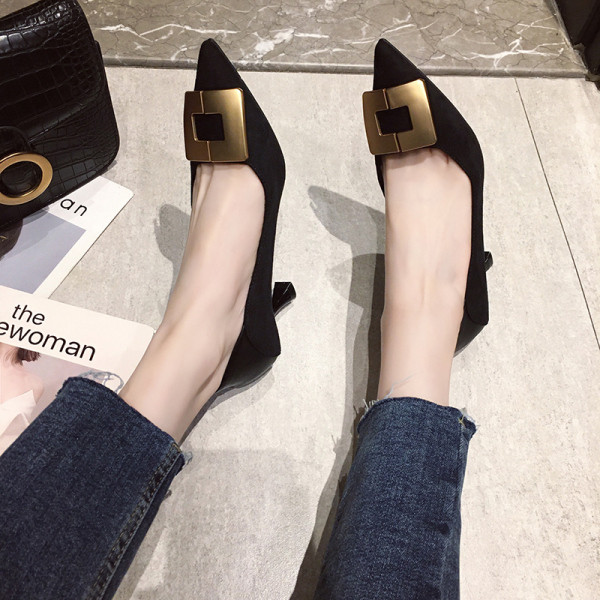 Naoštrene ženske cipele od eko brušene kože s tankom petom i metalnim elementom