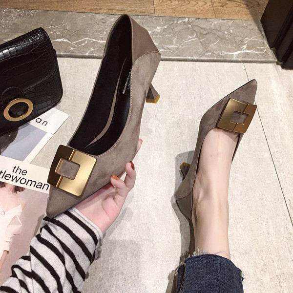 Naoštrene ženske cipele od eko brušene kože s tankom petom i metalnim elementom