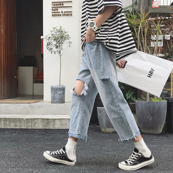 Мъжки дънки широк модел с висока талия и скъсани мотиви