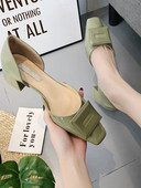 Moteriški lakinės odos batai storu kulnu ir sagtimi