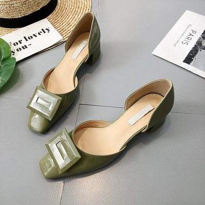 Moteriški lakinės odos batai storu kulnu ir sagtimi