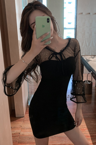 Stílusos női ruha tüll ujjakkal és spitz nyakkivágással