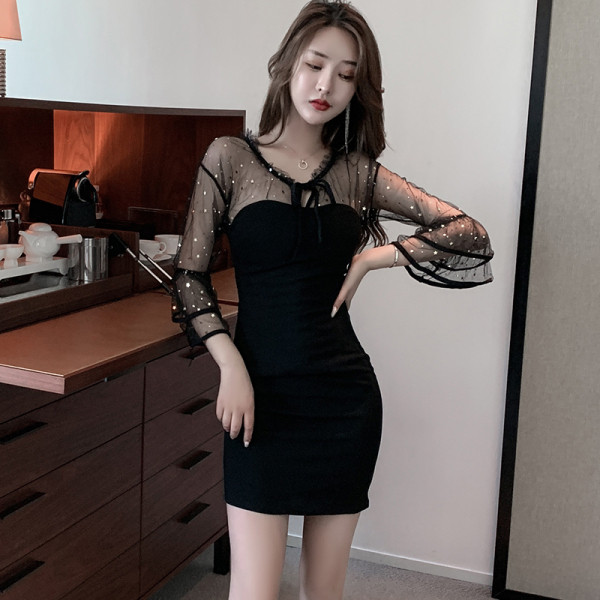 Stílusos női ruha tüll ujjakkal és spitz nyakkivágással