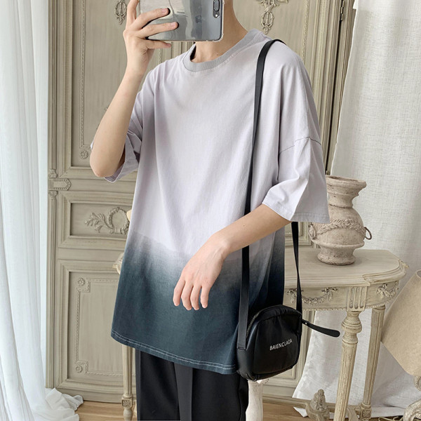 Modern férfi póló ovális nyakkivágással, rövid ujjú irizáló színekben