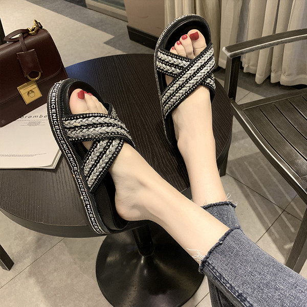 Moteriškos modernios šlepetės plokščiu padu - pagamintos iš eko odos, keli modeliai