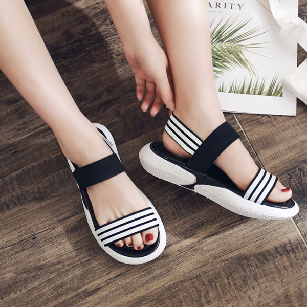 Laisvalaikio moteriškos basutės lygiais padais ir elastinėmis petnešėlėmis