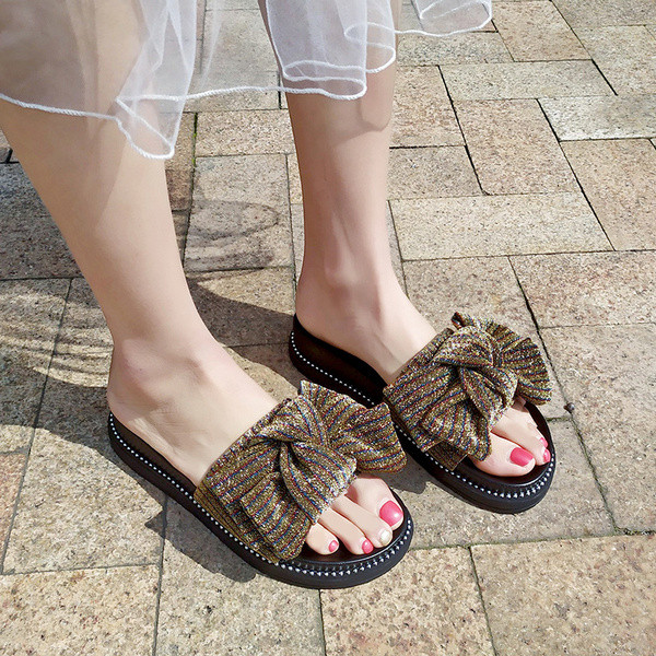 Sieviešu modernas čības ar plakanu zoli un lentu ar spīdīgu efektu