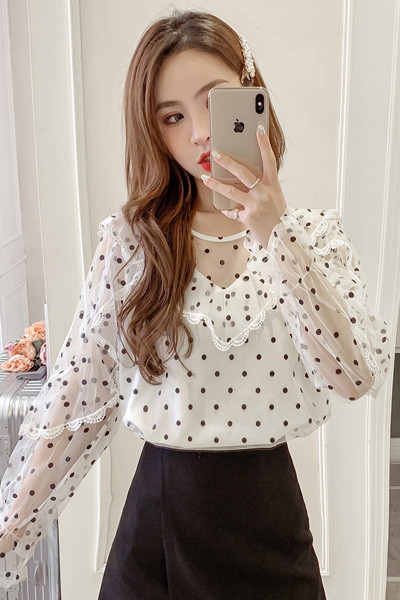 Plats sieviešu krekls ar ovālu kakla izgriezumu