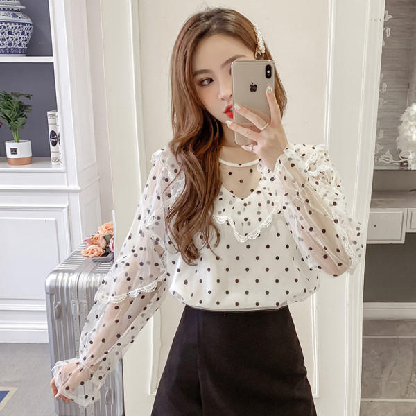 Plats sieviešu krekls ar ovālu kakla izgriezumu