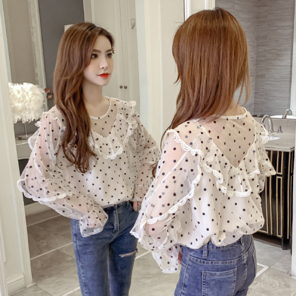 Plats sieviešu krekls ar ovālu kakla izgriezumu