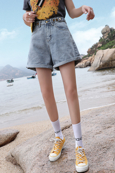 Modernūs moteriški trumpi džinsai aukštu liemeniu – platus modelis