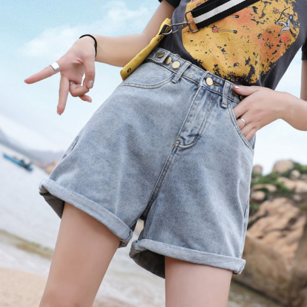 Modernūs moteriški trumpi džinsai aukštu liemeniu – platus modelis